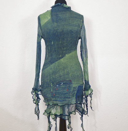 Einzigartiges und nachhaltiges Vintage Shirt, Langarm, in dunkelgrün-hellgrün, mit zotteligen Abschlüssen. Back.