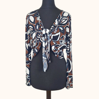 Einzigartiger und nachhaltiger Vintage Cardigan in schwarz-braun-weiss mit Blättern. Front