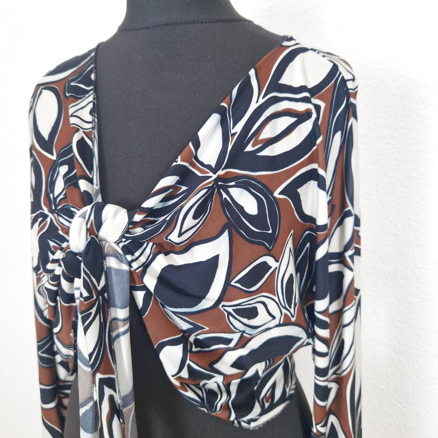 Einzigartiger und nachhaltiger Vintage Cardigan in schwarz-braun-weiss mit Blättern. Close-up.