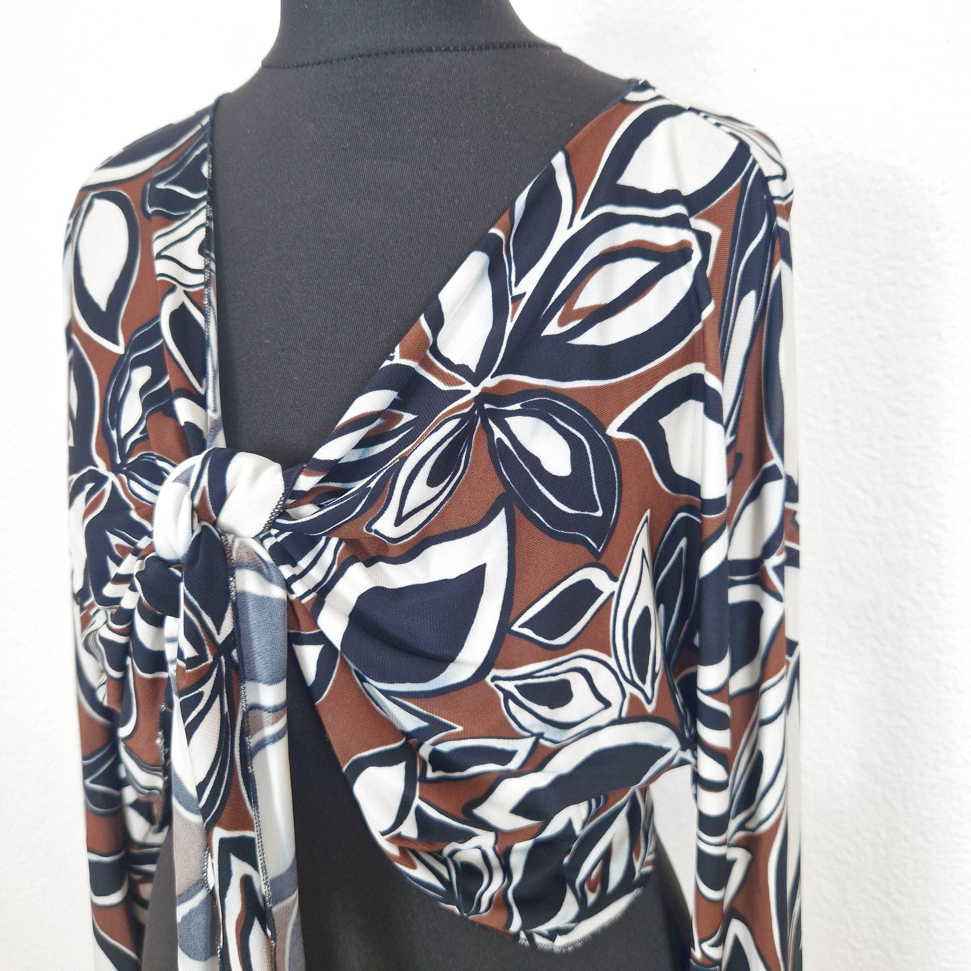Einzigartiger und nachhaltiger Vintage Cardigan in schwarz-braun-weiss mit Blättern. Close-up.