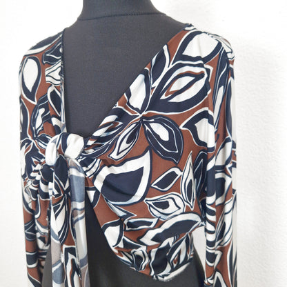 Einzigartiger und nachhaltiger Vintage Cardigan in schwarz-braun-weiss mit Blättern. Close-up.