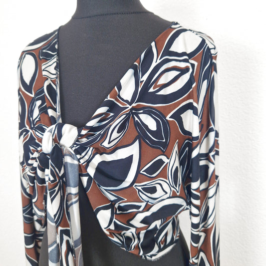 Einzigartiger und nachhaltiger Vintage Cardigan in schwarz-braun-weiss mit Blättern. Close-up.