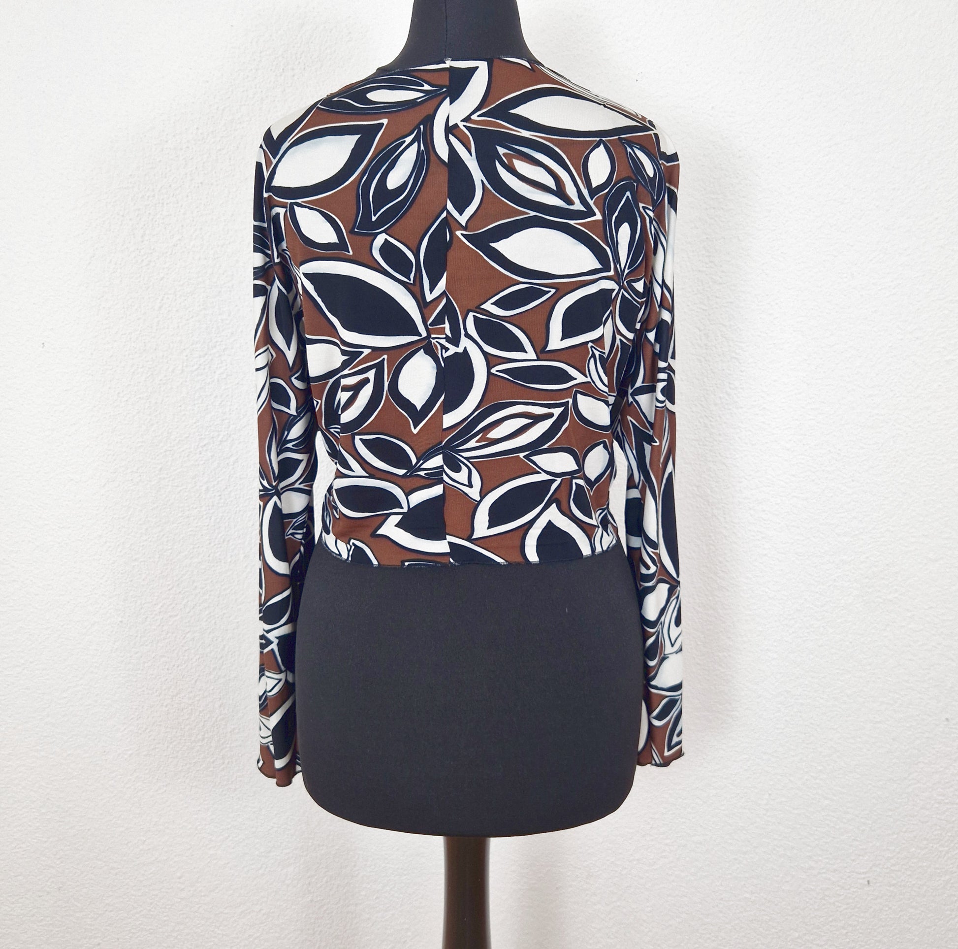 Einzigartiger und nachhaltiger Vintage Cardigan in schwarz-braun-weiss mit Blättern. Back.