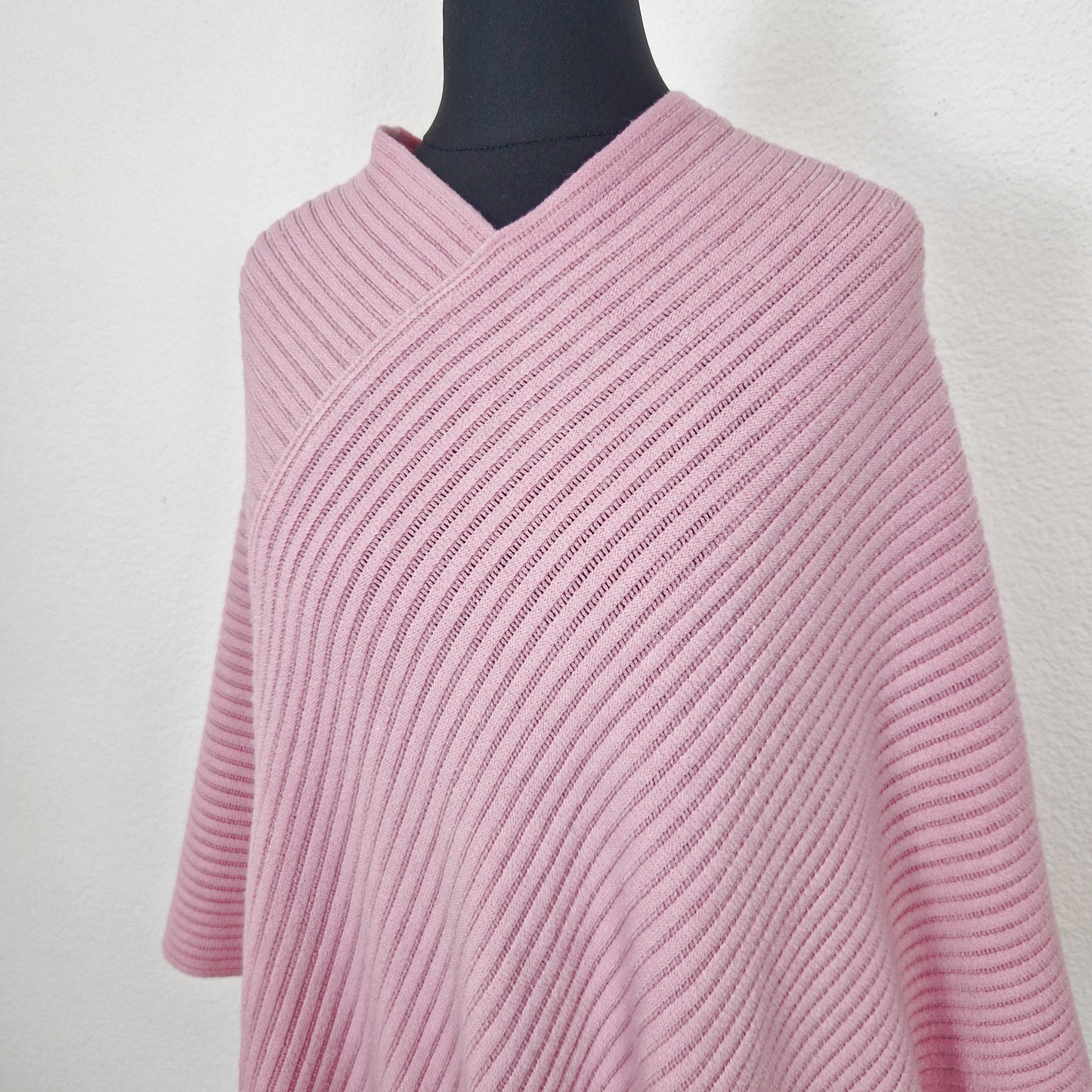 Einzigartiger und nachhaltiger Vintage Poncho in rosa.  Close-up.