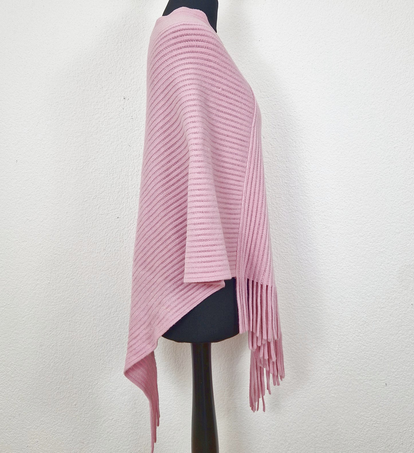 Einzigartiger und nachhaltiger Vintage Poncho in rosa. Side.