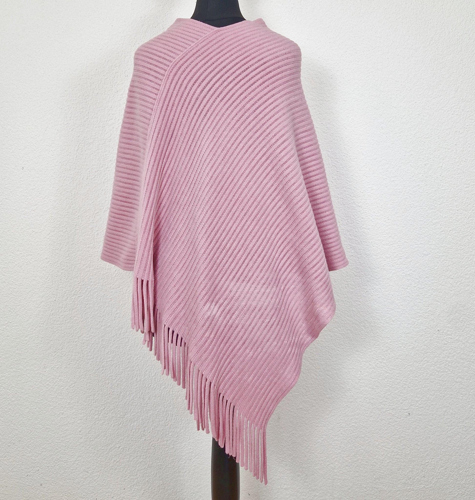 Einzigartiger und nachhaltiger Vintage Poncho in rosa. Back.