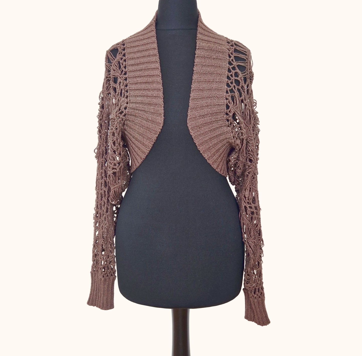 Einzigartiger und nachhaltiger Vintage Cardigan in braun, Netzoptik. Front.