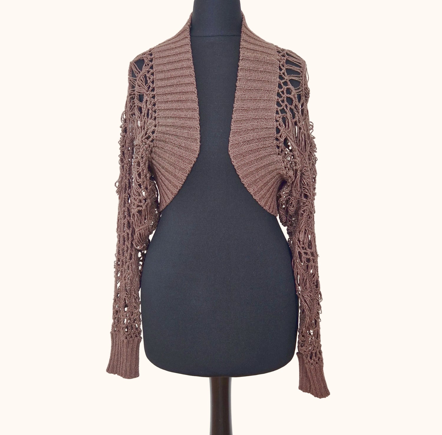 Einzigartiger und nachhaltiger Vintage Cardigan in braun, Netzoptik. Front.