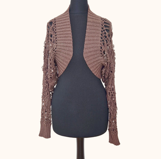 Einzigartiger und nachhaltiger Vintage Cardigan in braun, Netzoptik. Front.