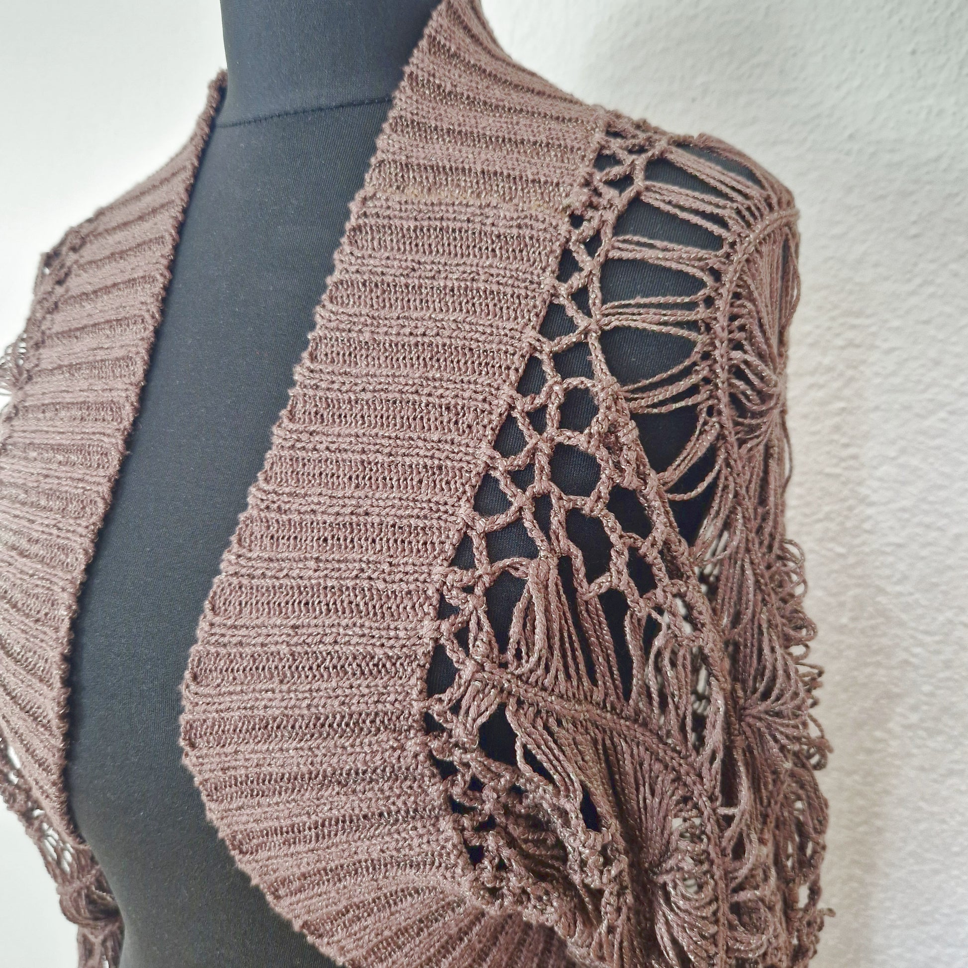 Einzigartiger und nachhaltiger Vintage Cardigan in braun, Netzoptik. Close-up.