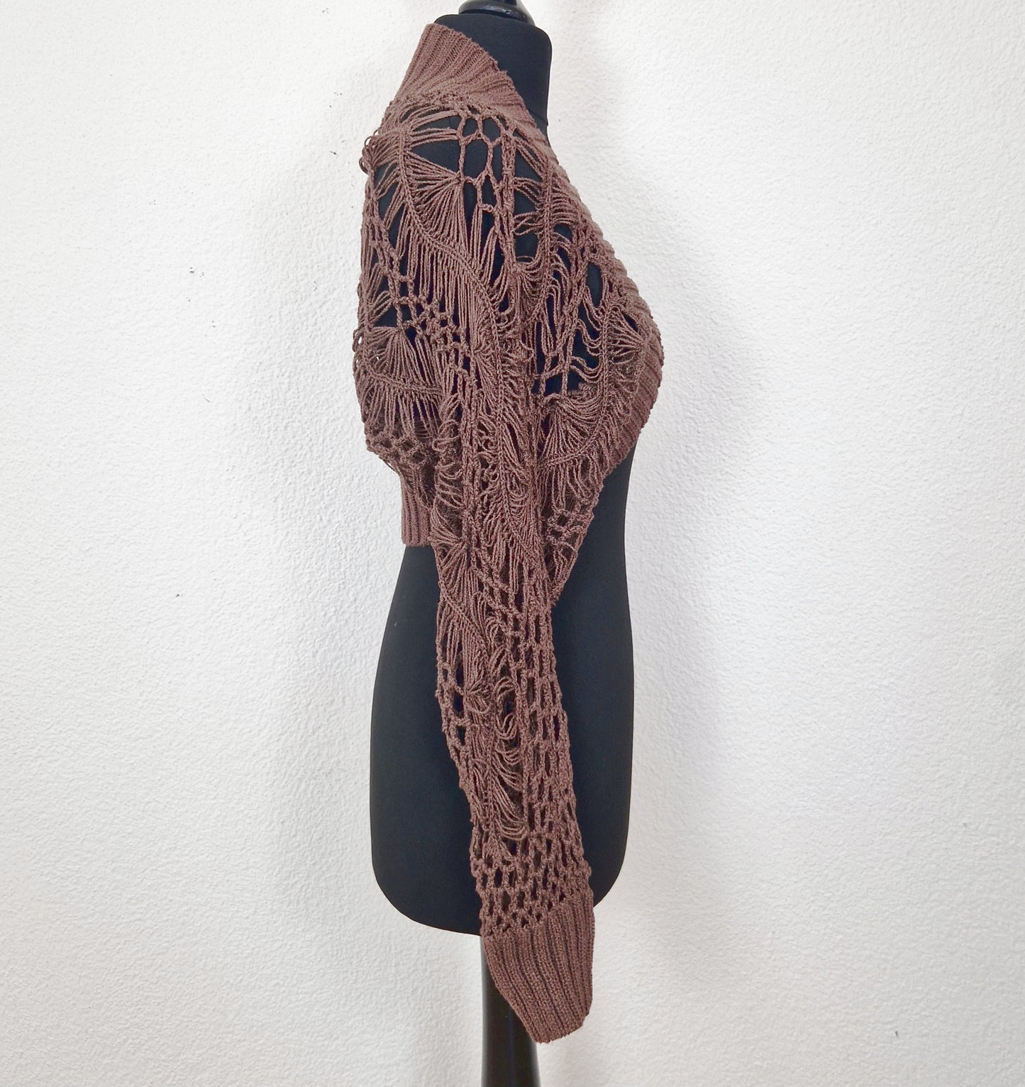 Einzigartiger und nachhaltiger Vintage Cardigan in braun, Netzoptik.  Side.