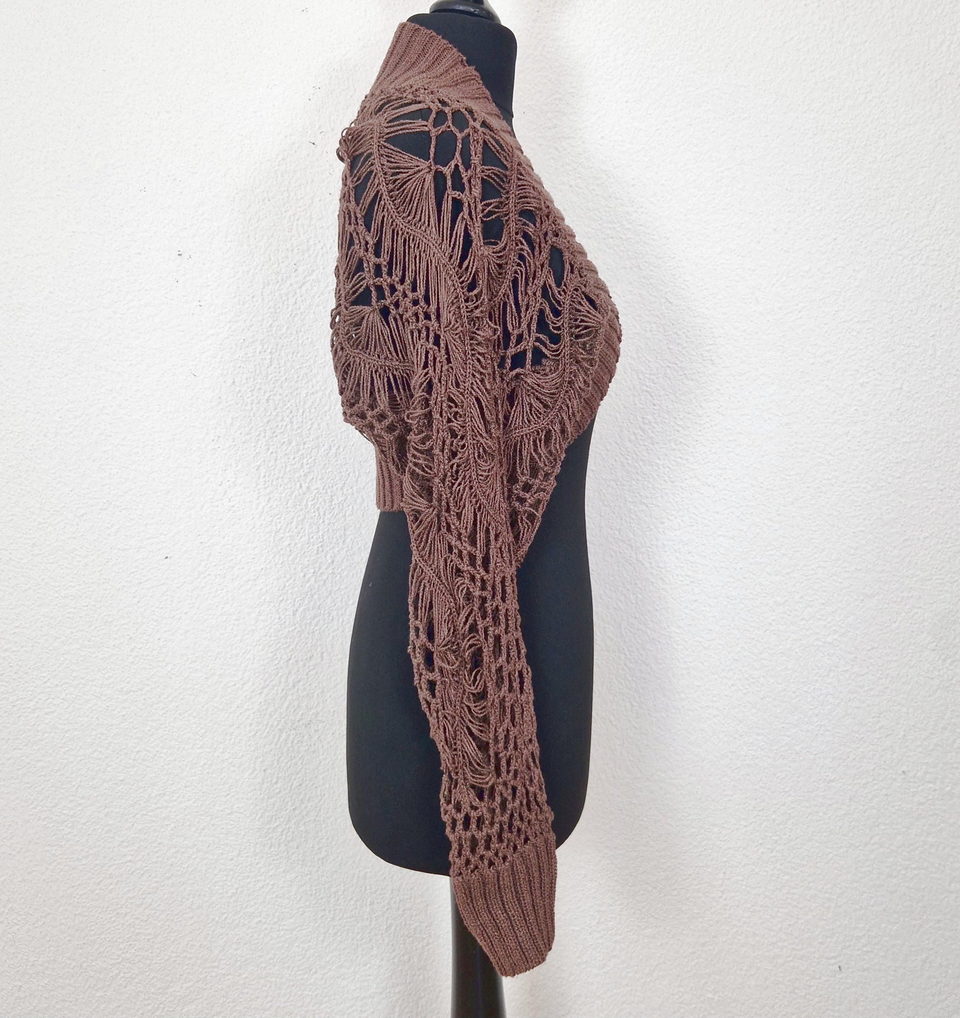 Einzigartiger und nachhaltiger Vintage Cardigan in braun, Netzoptik.  Side.