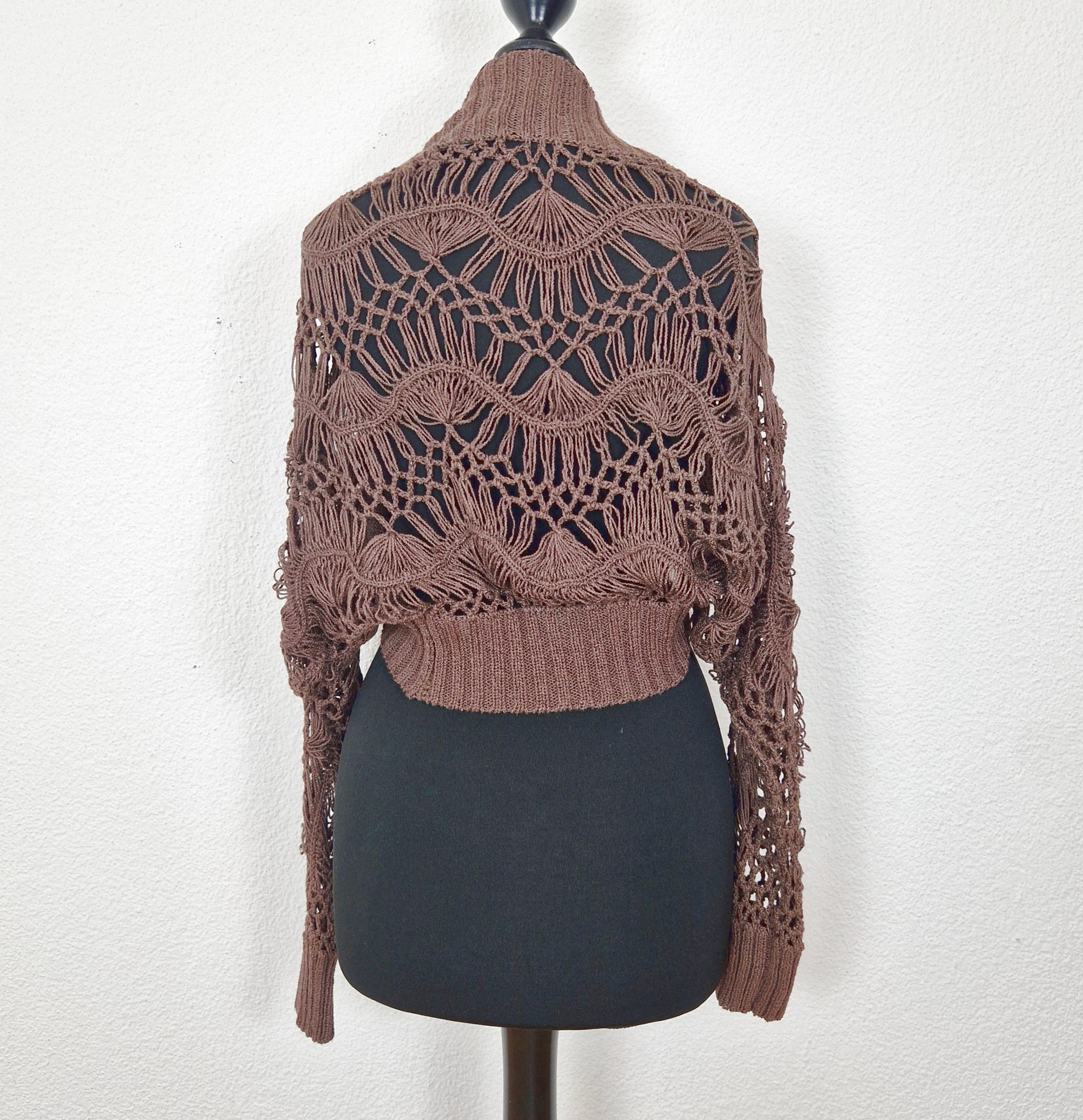 Einzigartiger und nachhaltiger Vintage Cardigan in braun, Netzoptik.  Back.