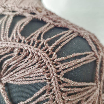 Einzigartiger und nachhaltiger Vintage Cardigan in braun, Netzoptik.  Close-up 2.