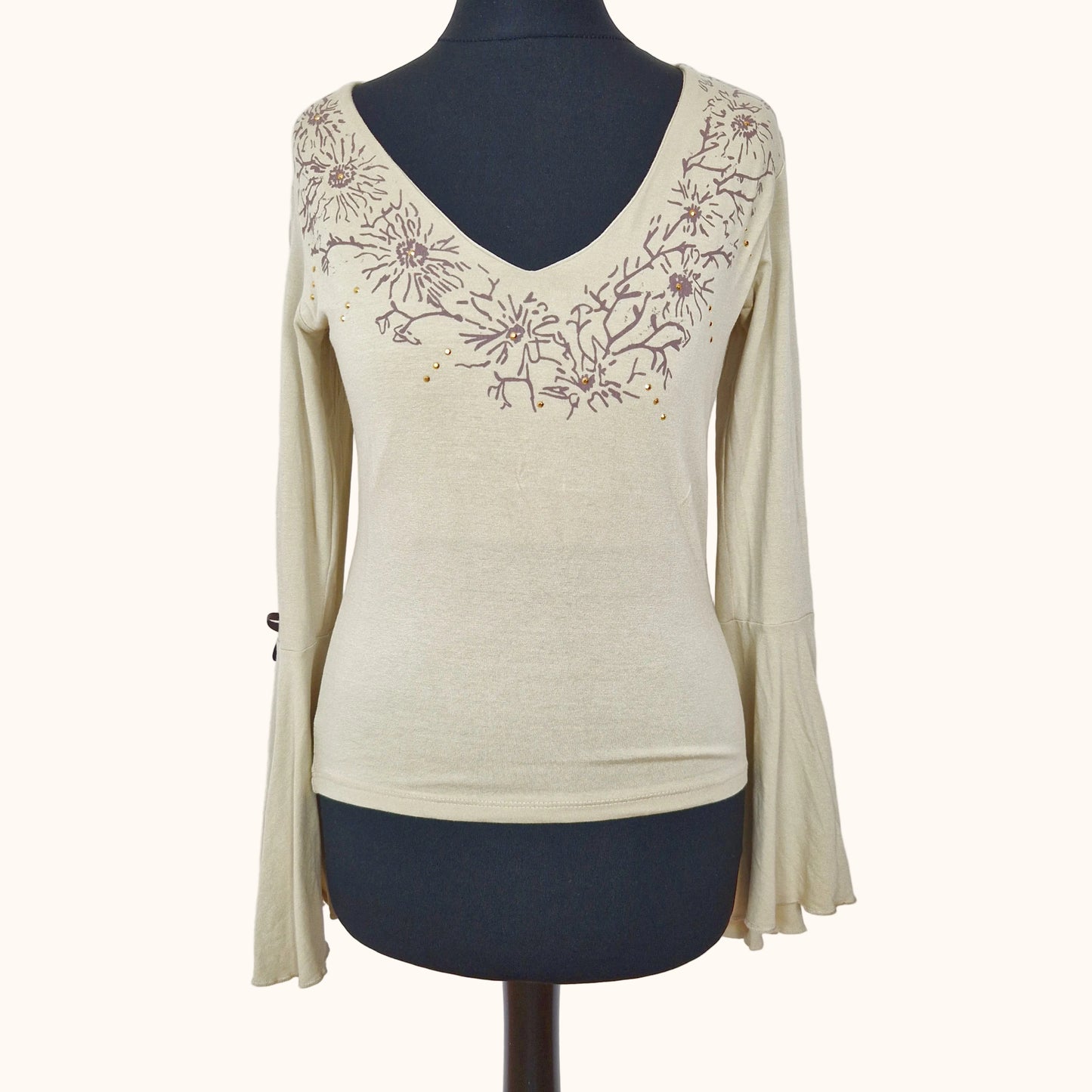 Einzigartiges und nachhaltiges Vintage Top in beige-braun, mit Blumen. Front.