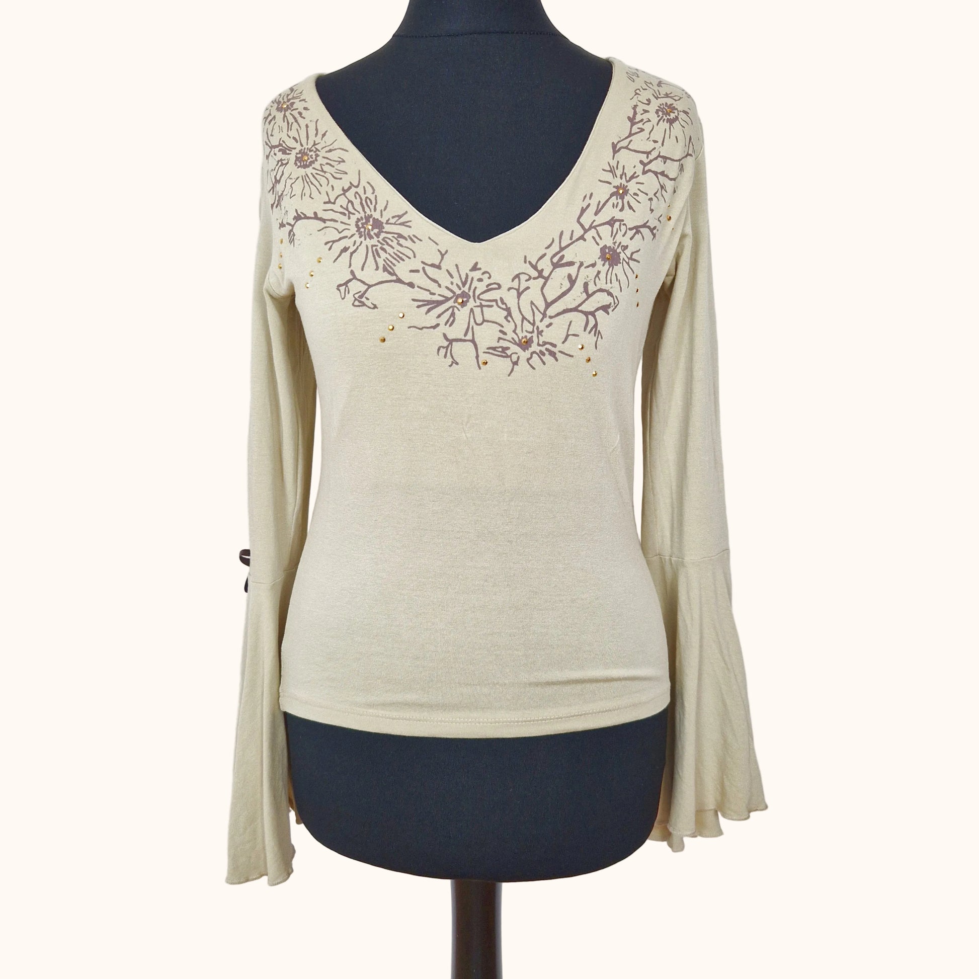 Einzigartiges und nachhaltiges Vintage Top in beige-braun, mit Blumen. Front.
