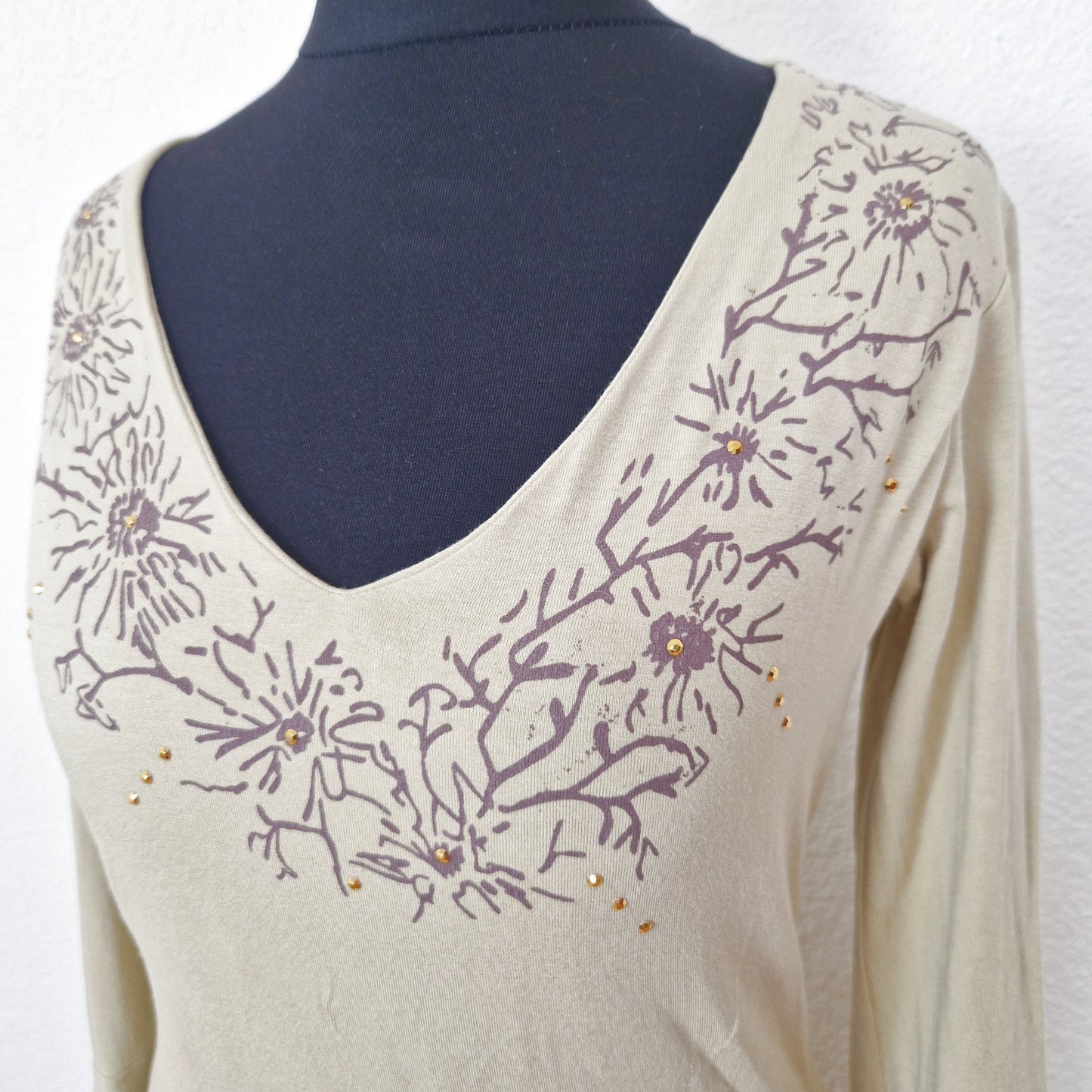 Einzigartiges und nachhaltiges Vintage Top in beige-braun, mit Blumen. Close-up.