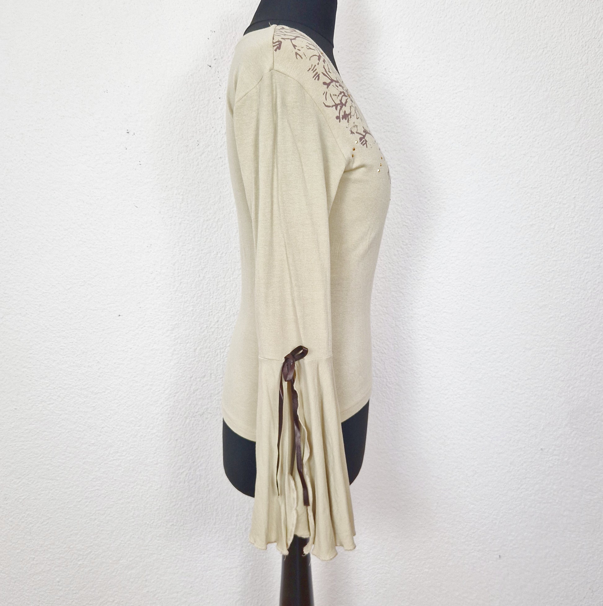 Einzigartiges und nachhaltiges Vintage Top in beige-braun, mit Blumen. Side.