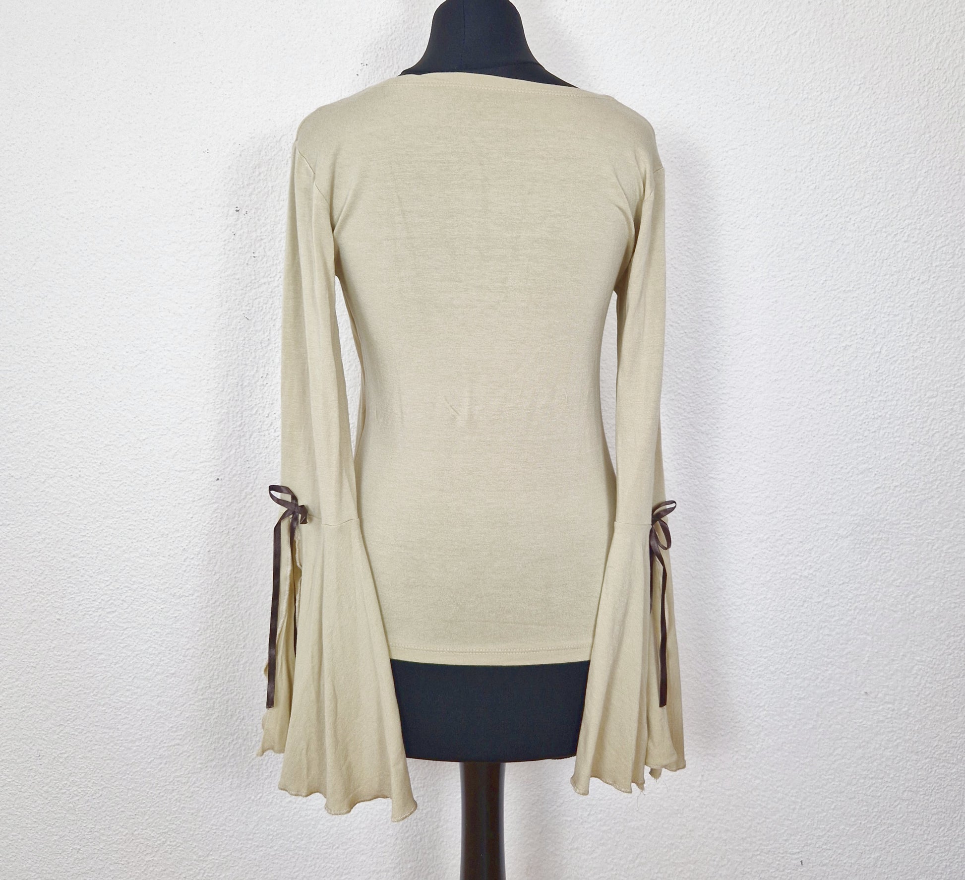 Einzigartiges und nachhaltiges Vintage Top in beige-braun, mit Blumen. Back.