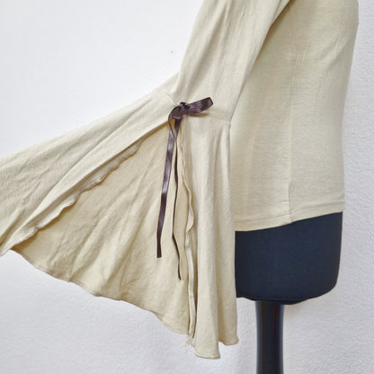 Einzigartiges und nachhaltiges Vintage Top in beige-braun, mit Blumen. Ärmel.