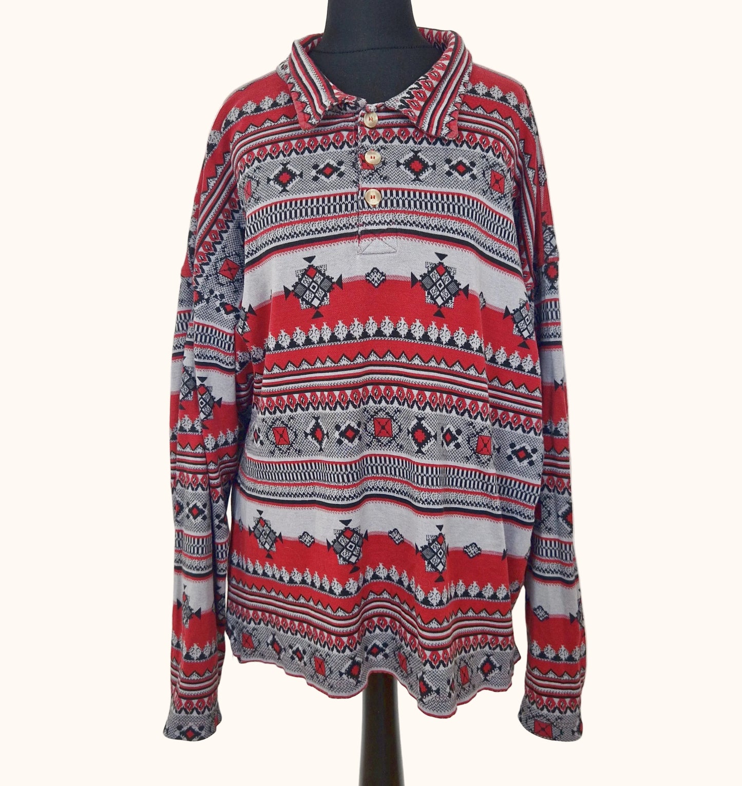Einzigartiges und nachhaltiges Vintage Shirt in weinrot-grau-schwarz, geometrisch. Front