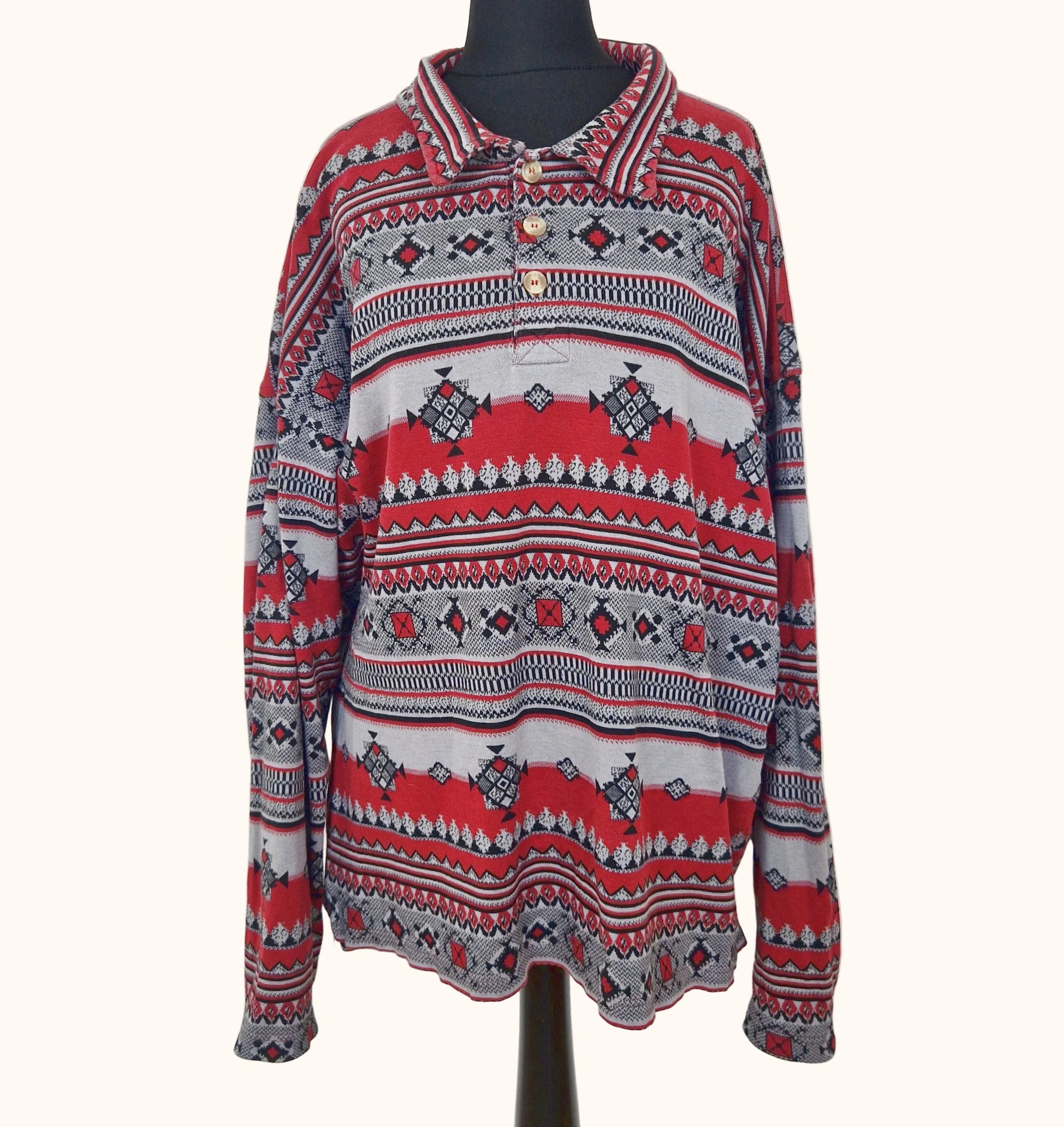 Einzigartiges und nachhaltiges Vintage Shirt in weinrot-grau-schwarz, geometrisch. Front