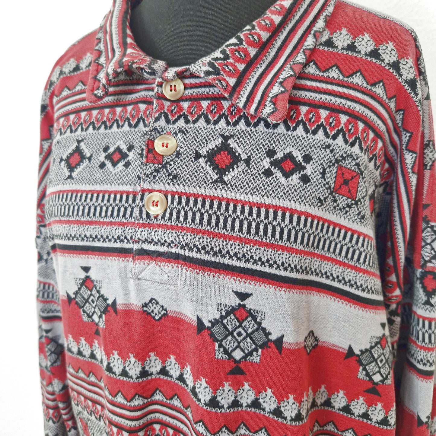Einzigartiges und nachhaltiges Vintage Shirt in weinrot-grau-schwarz, geometrisch. Close-up.