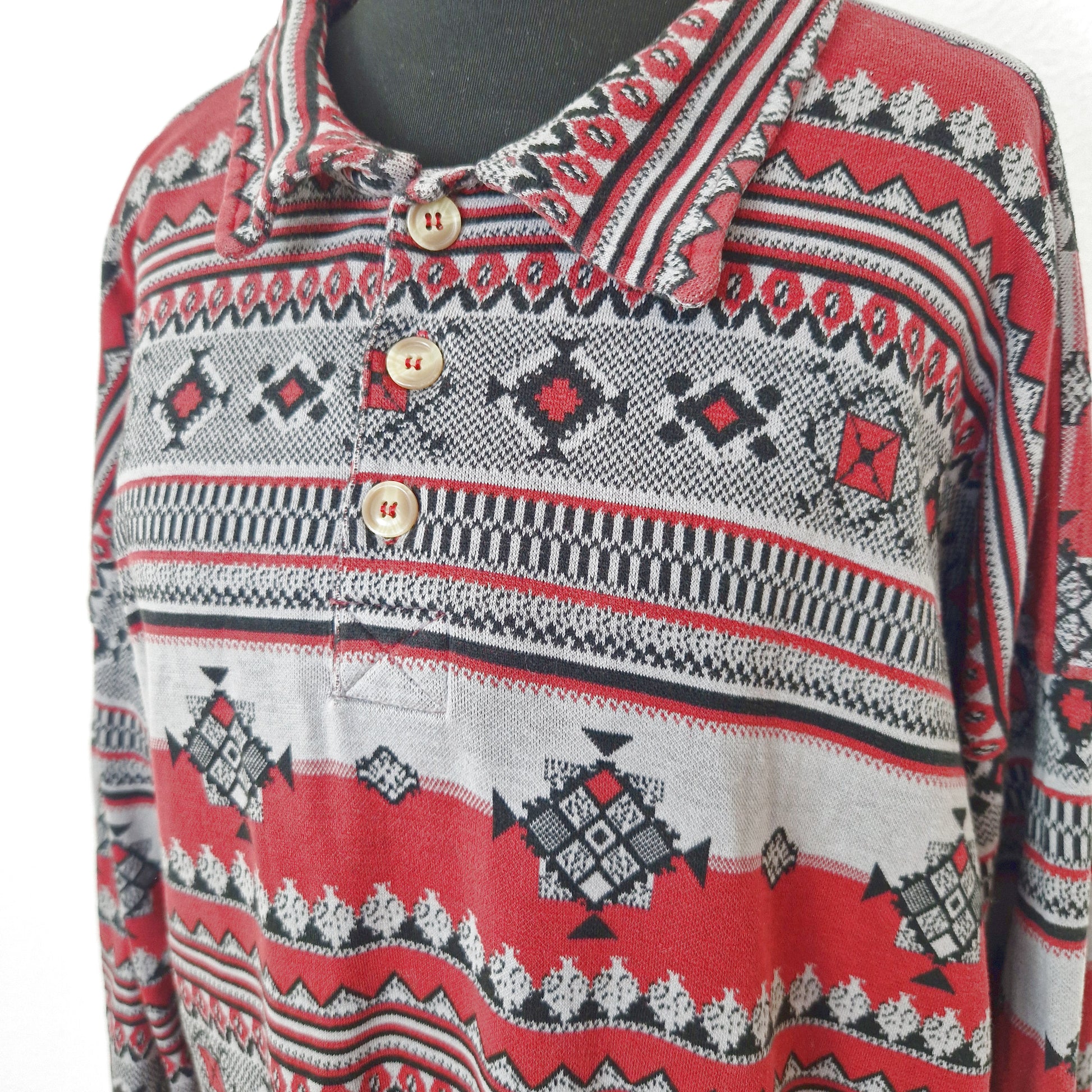 Einzigartiges und nachhaltiges Vintage Shirt in weinrot-grau-schwarz, geometrisch. Close-up.