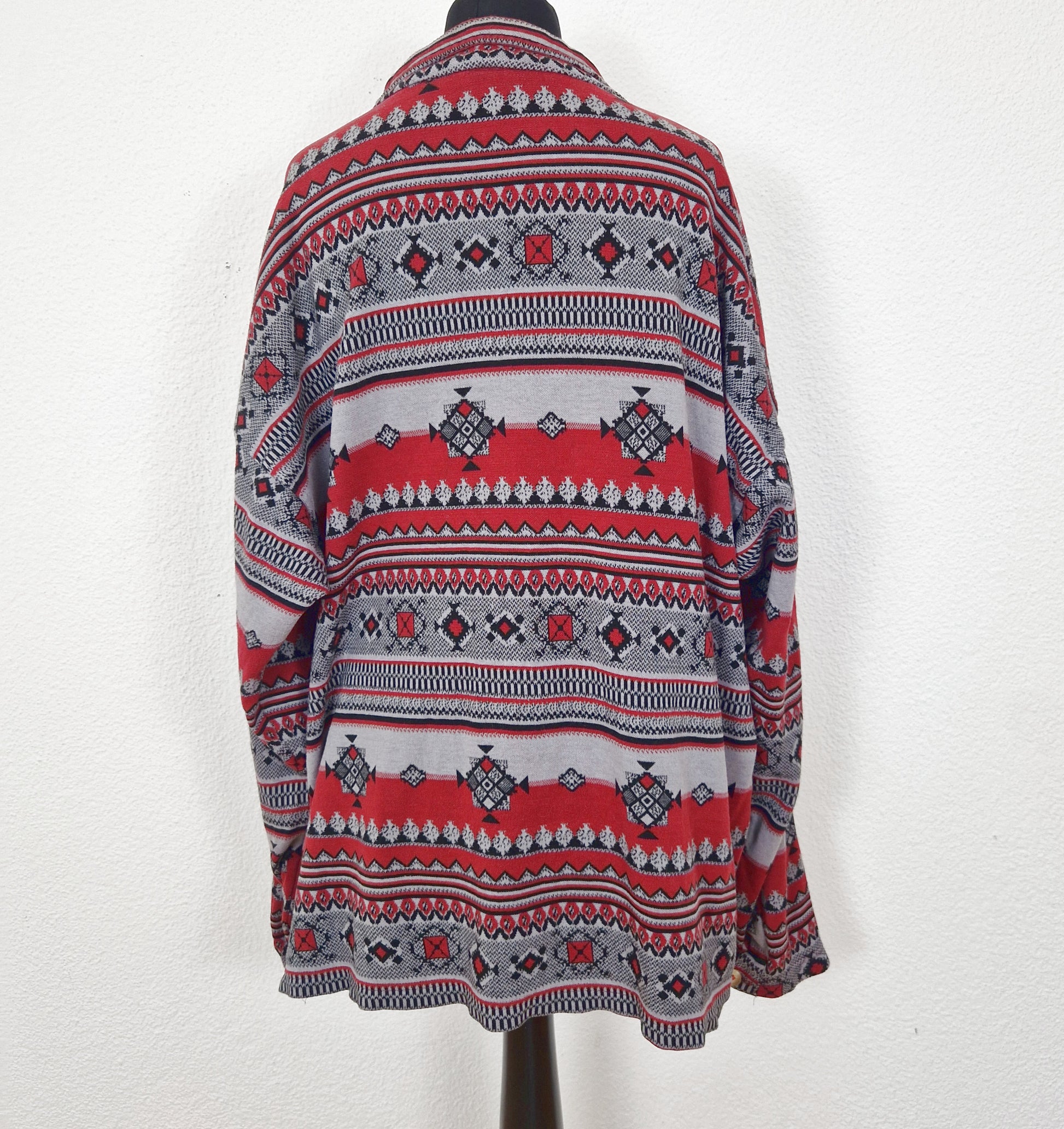 Einzigartiges und nachhaltiges Vintage Shirt in weinrot-grau-schwarz, geometrisch. Back.