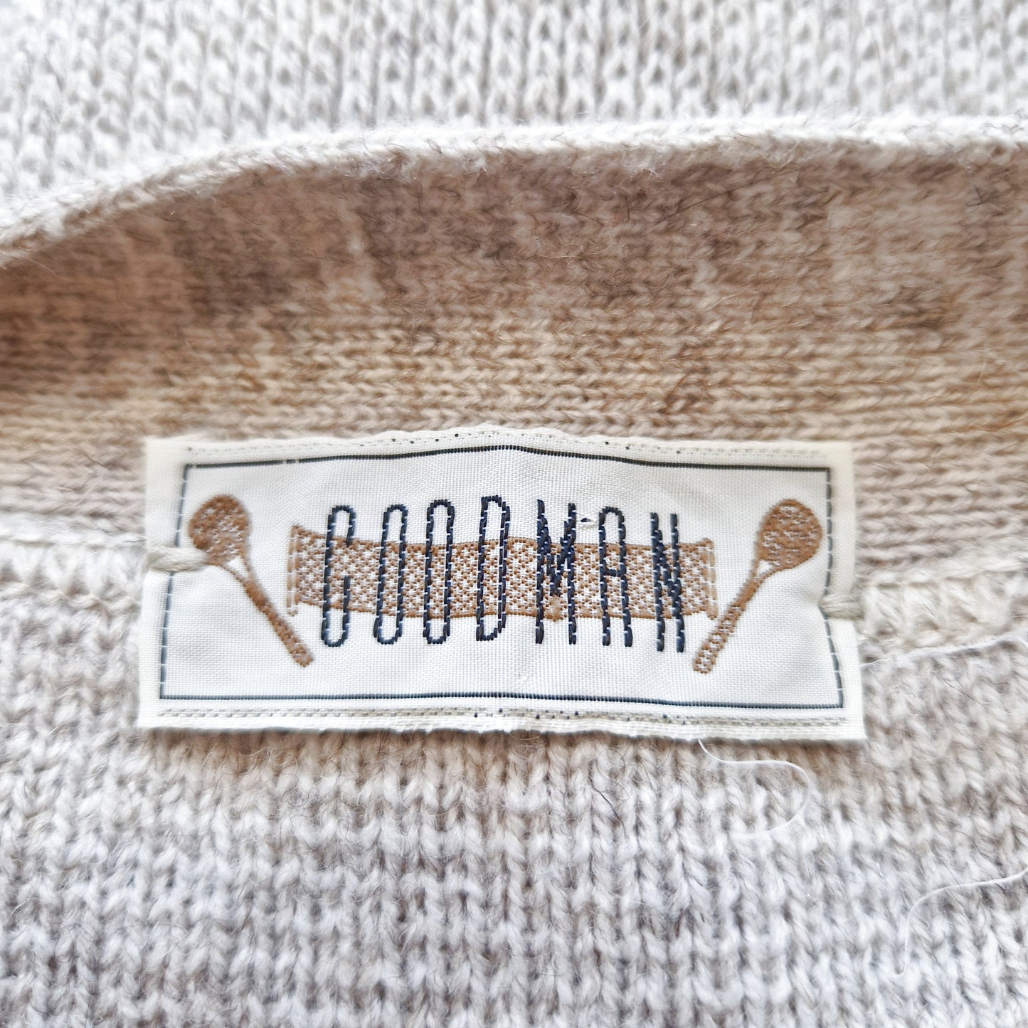Einzigartiger und nachhaltiger Vintage Cardigan in sand-hellgrau-khaki mit geometrischem Muster und Golfer. Tag.