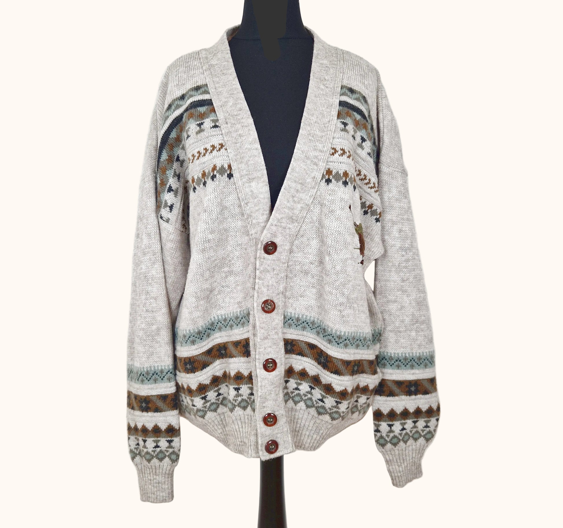 Einzigartiger und nachhaltiger Vintage Cardigan in sand-hellgrau-khaki mit geometrischem Muster und Golfer. Front.