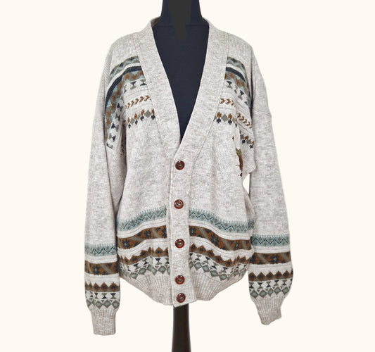 Einzigartiger und nachhaltiger Vintage Cardigan in sand-hellgrau-khaki mit geometrischem Muster und Golfer. Front.