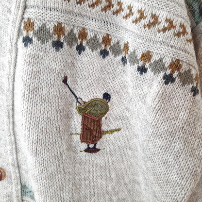 Einzigartiger und nachhaltiger Vintage Cardigan in sand-hellgrau-khaki mit geometrischem Muster und Golfer. Close-up 2.