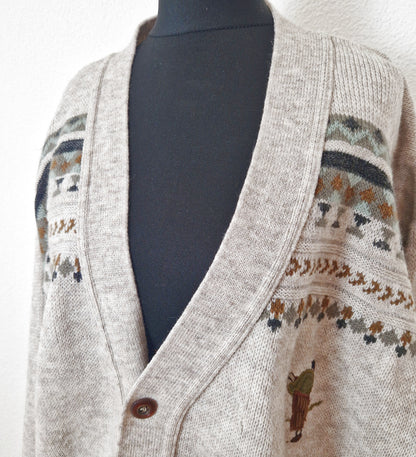 Einzigartiger und nachhaltiger Vintage Cardigan in sand-hellgrau-khaki mit geometrischem Muster und Golfer. Close-up.