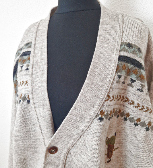 Einzigartiger und nachhaltiger Vintage Cardigan in sand-hellgrau-khaki mit geometrischem Muster und Golfer. Close-up.