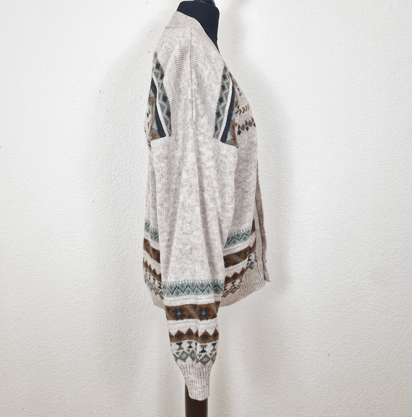 Einzigartiger und nachhaltiger Vintage Cardigan in sand-hellgrau-khaki mit geometrischem Muster und Golfer. Side.