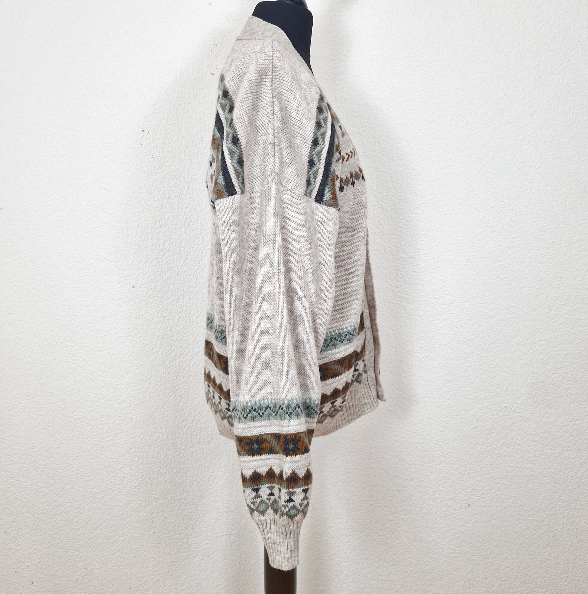 Einzigartiger und nachhaltiger Vintage Cardigan in sand-hellgrau-khaki mit geometrischem Muster und Golfer. Side.