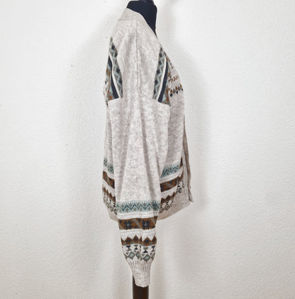 Einzigartiger und nachhaltiger Vintage Cardigan in sand-hellgrau-khaki mit geometrischem Muster und Golfer. Side.