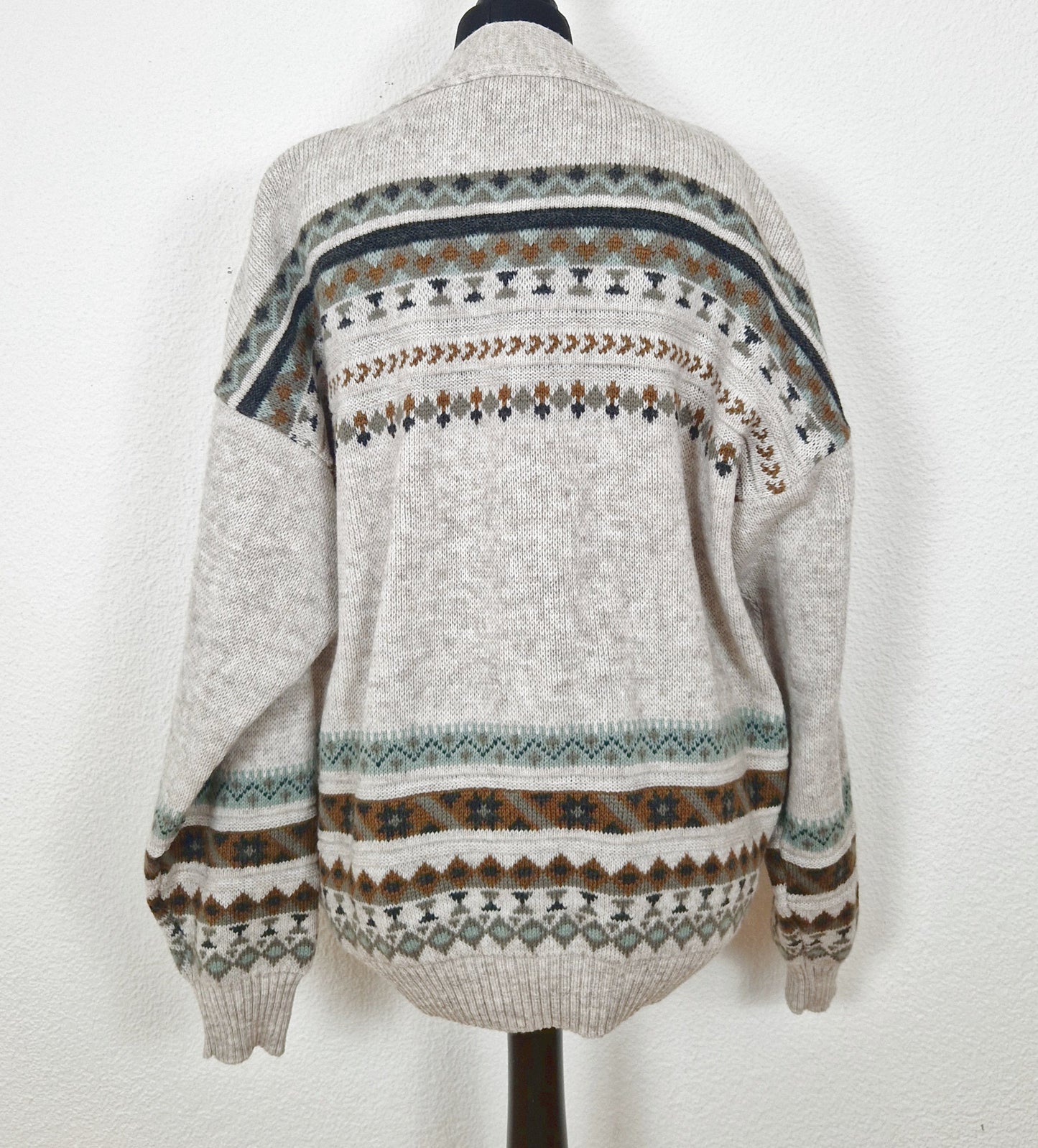 Einzigartiger und nachhaltiger Vintage Cardigan in sand-hellgrau-khaki mit geometrischem Muster und Golfer. Back.