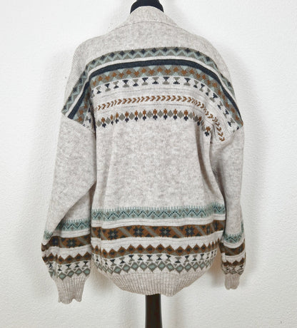 Einzigartiger und nachhaltiger Vintage Cardigan in sand-hellgrau-khaki mit geometrischem Muster und Golfer. Back.