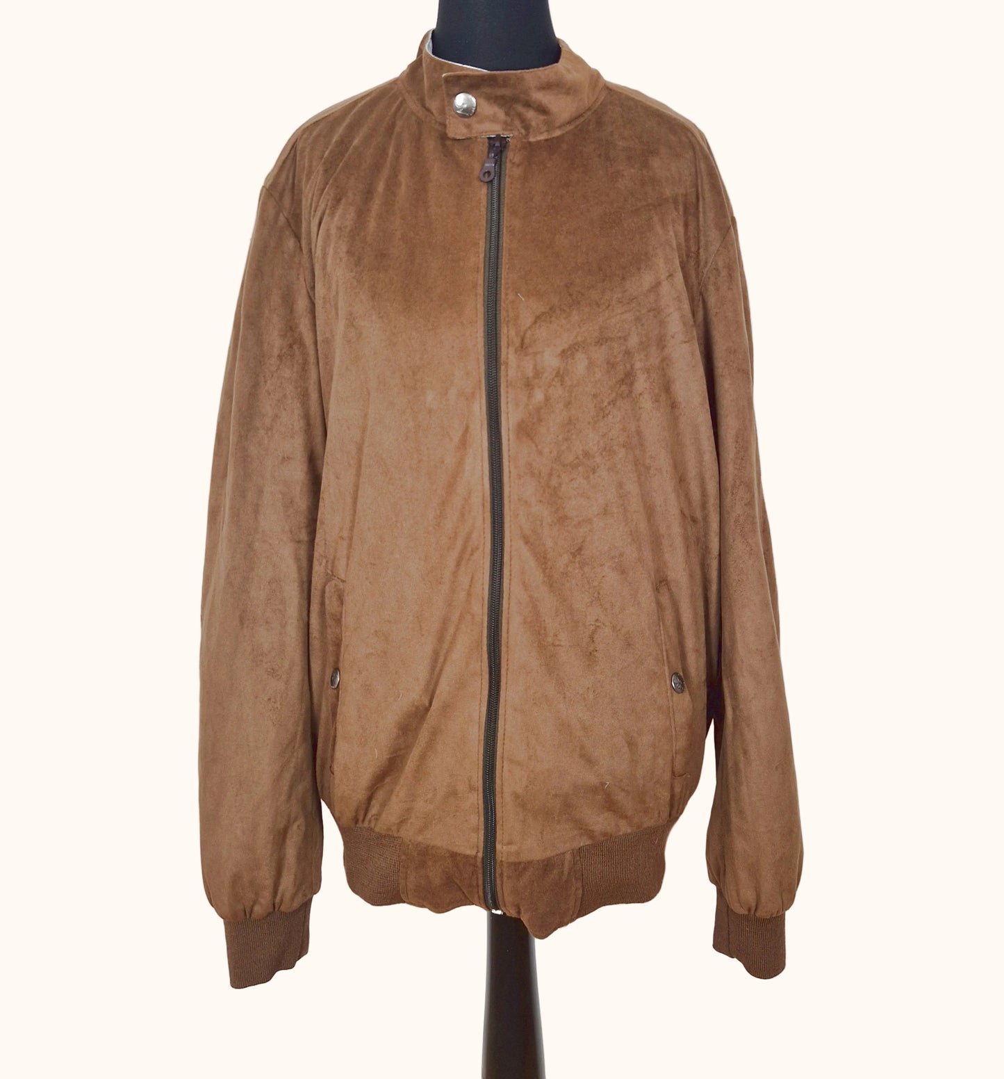 Einzigartige und nachhaltige Vintage Lederjacke in braun und Kunstleder. Front.