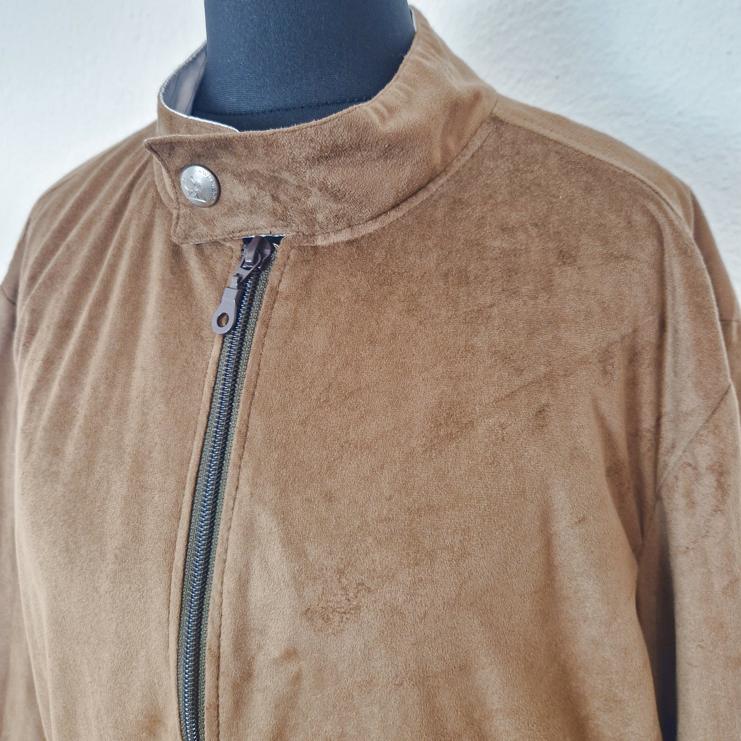 Einzigartige und nachhaltige Vintage Lederjacke in braun und Kunstleder. Close-up.