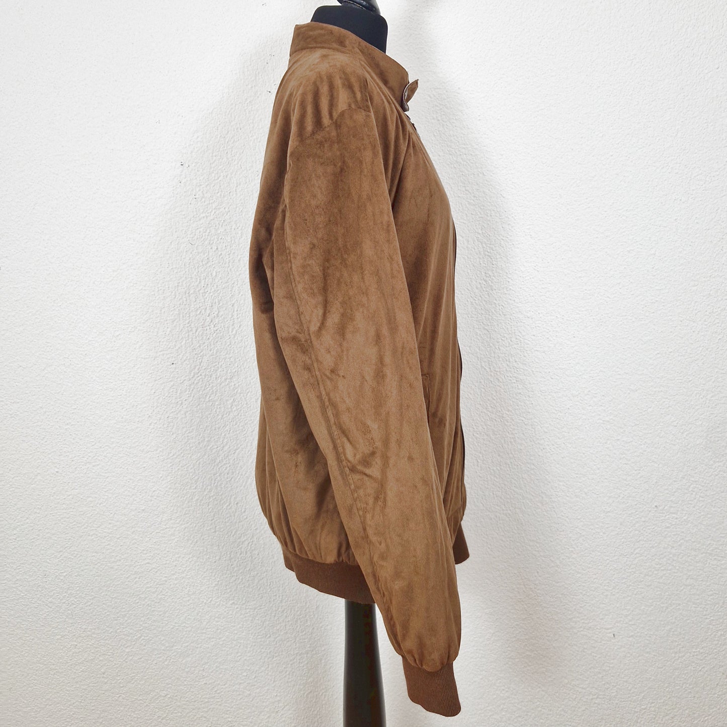 Einzigartige und nachhaltige Vintage Lederjacke in braun und Kunstleder. Side.