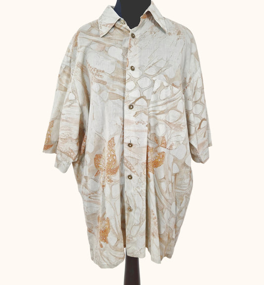 Einzigartiges und nachhaltiges Vintage Kurzarmhemd in beige-orange mit Blumen. Front.