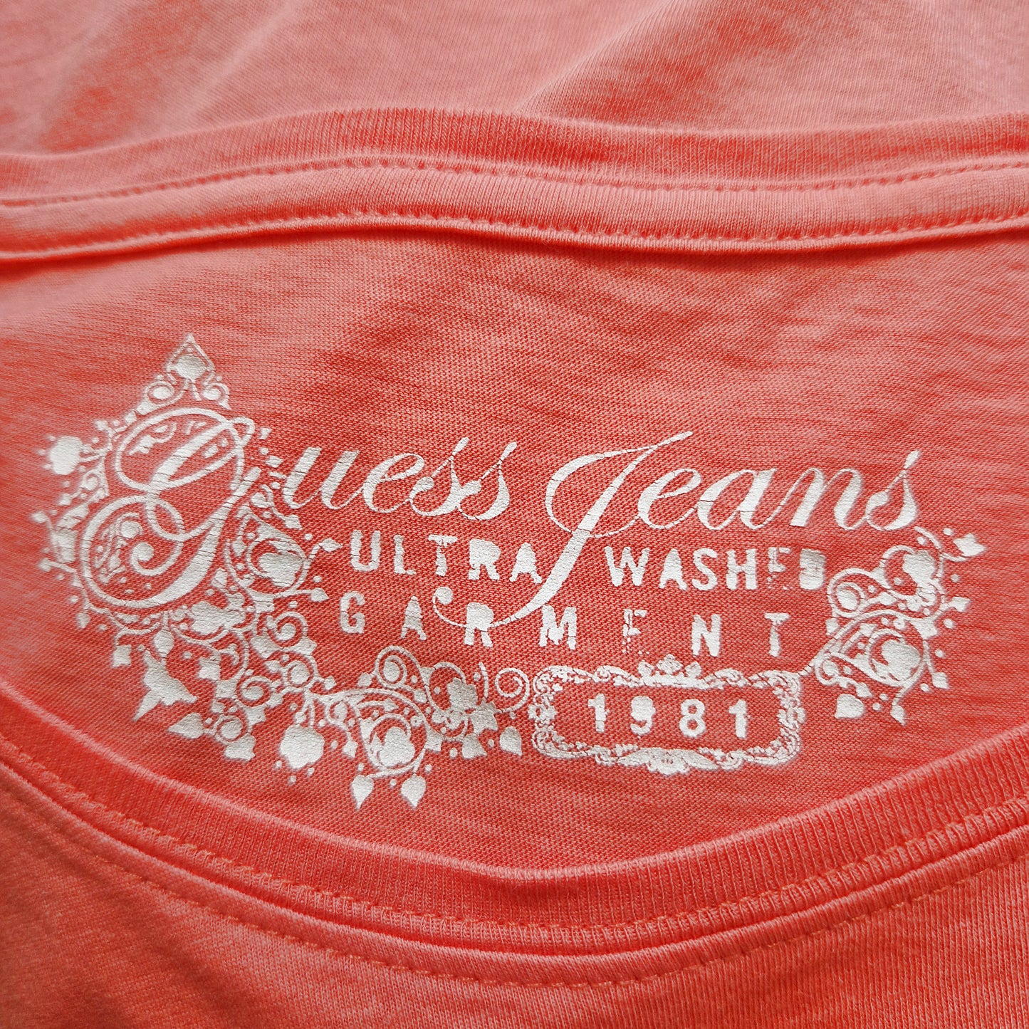 Einzigartiges und nachhaltiges Vintage Shirt in lachs, Guess. Tag.