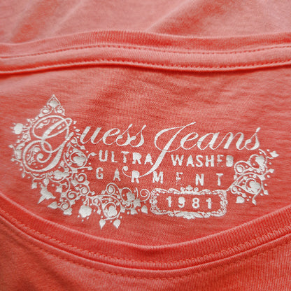 Einzigartiges und nachhaltiges Vintage Shirt in lachs, Guess. Tag.