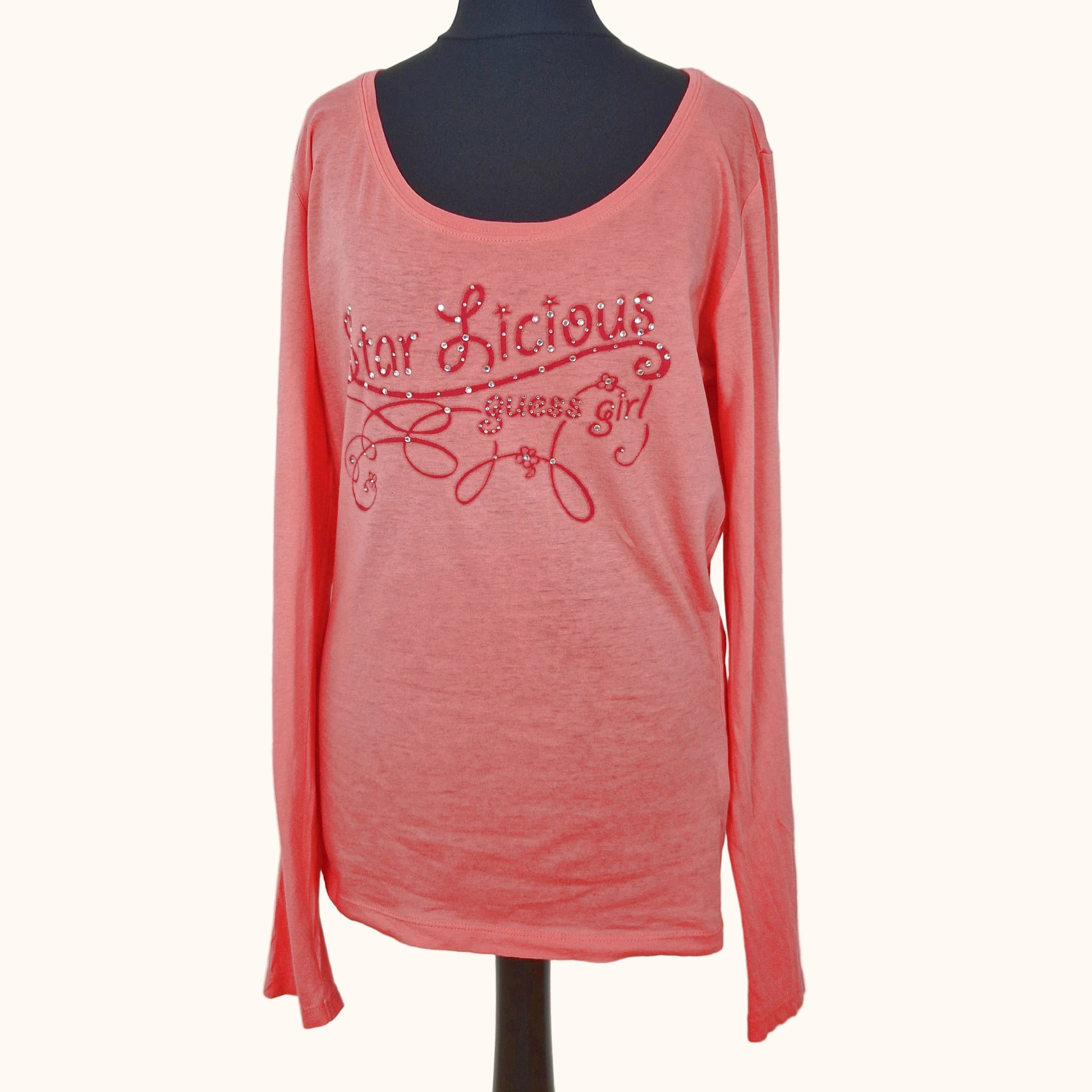 Einzigartiges und nachhaltiges Vintage Shirt in lachs, Guess. Front.