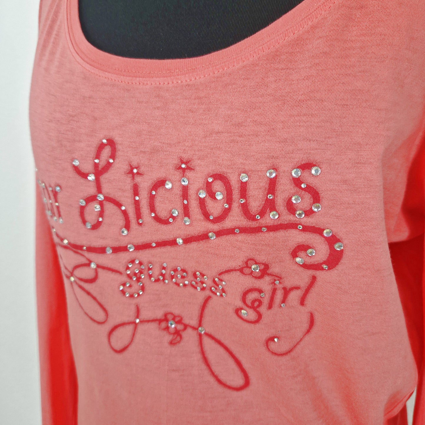 Einzigartiges und nachhaltiges Vintage Shirt in lachs, Guess. Close-up.