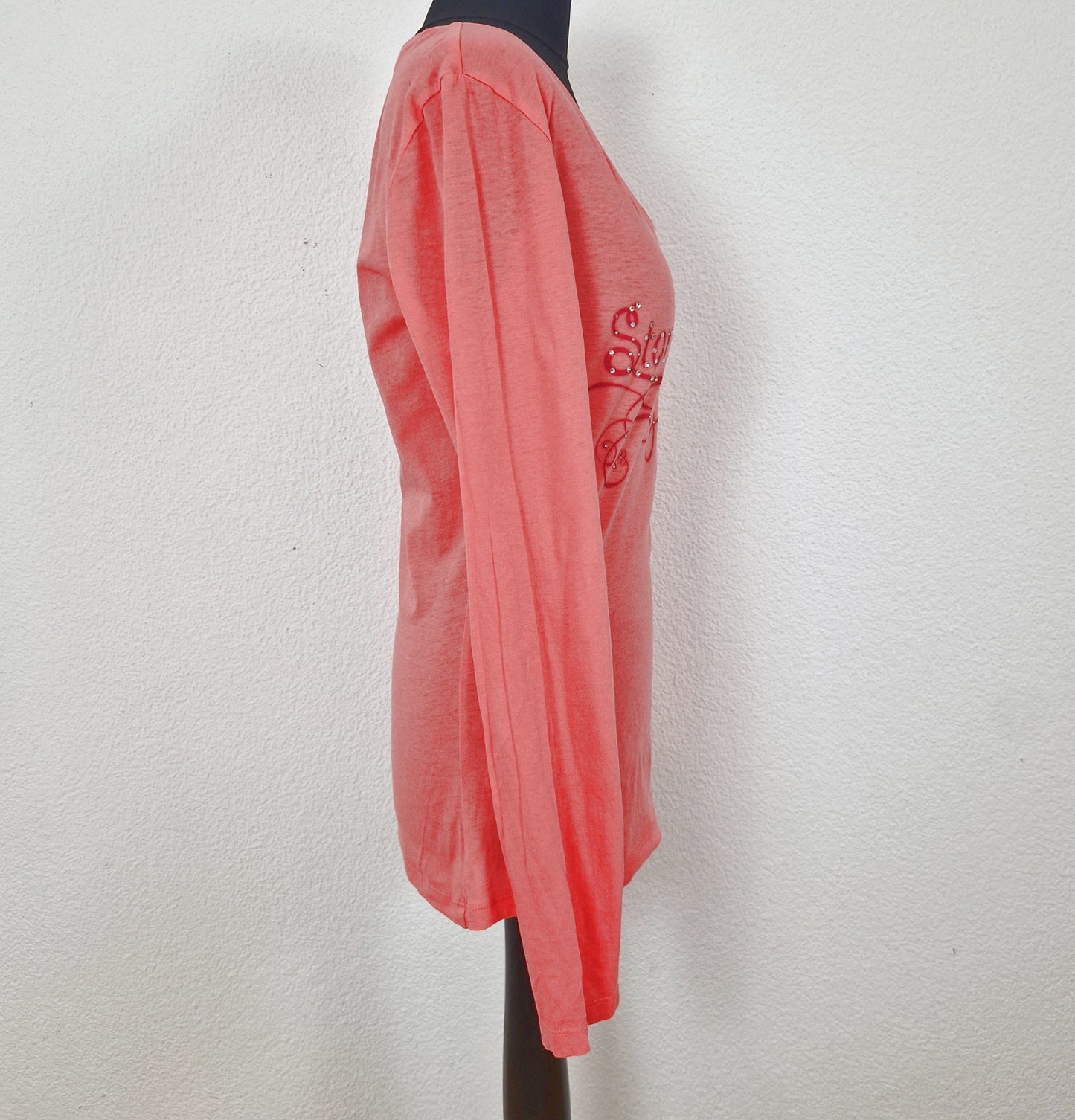 Einzigartiges und nachhaltiges Vintage Shirt in lachs, Guess. Side.