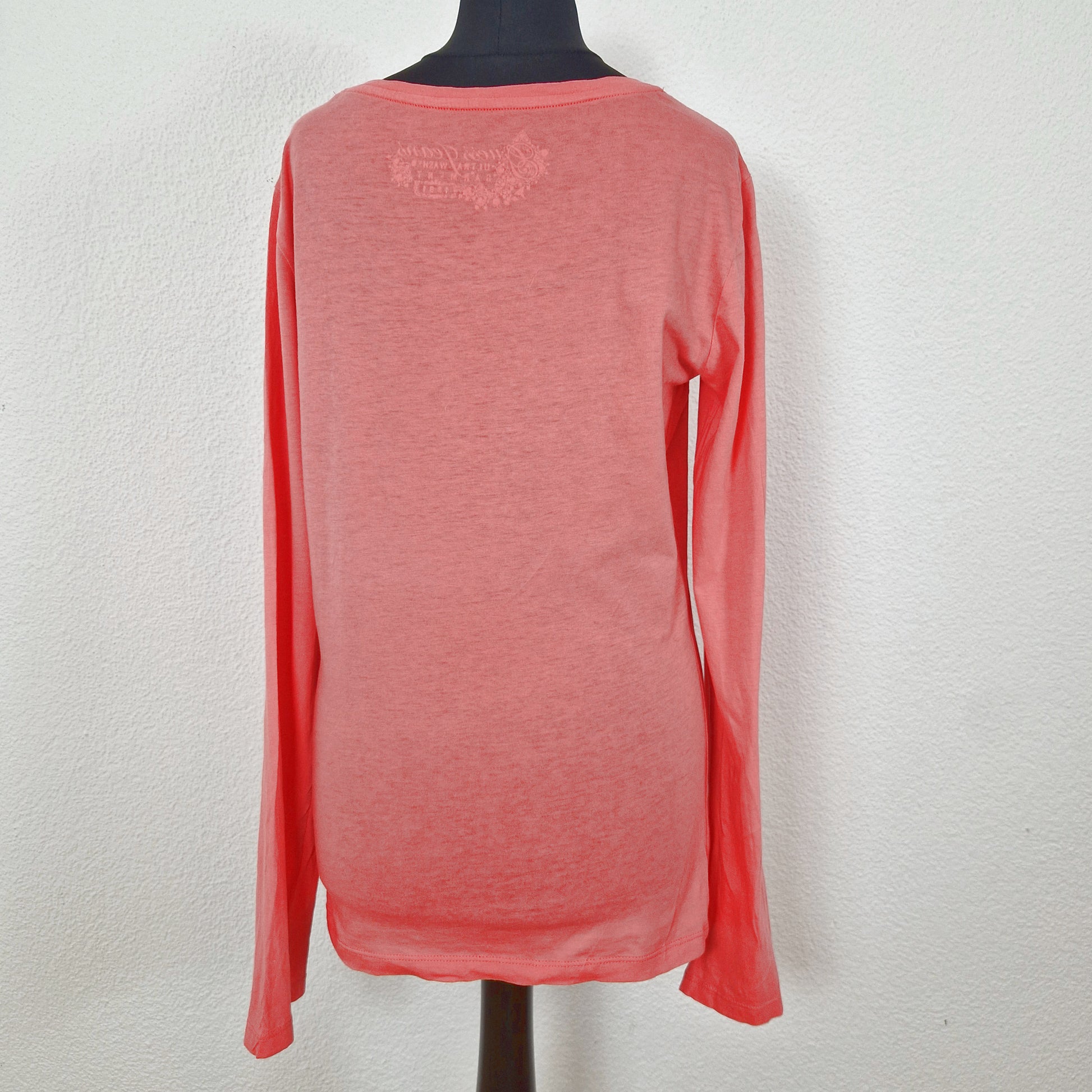 Einzigartiges und nachhaltiges Vintage Shirt in lachs, Guess. Back.